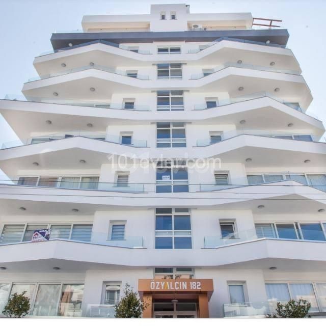 В престижном здании 110 кв.м , 2+1 полный, с выплаченными налогами на земельный участок.Район Кашкар-Корт находится недалеко от отеля Les Ambasador. ** 