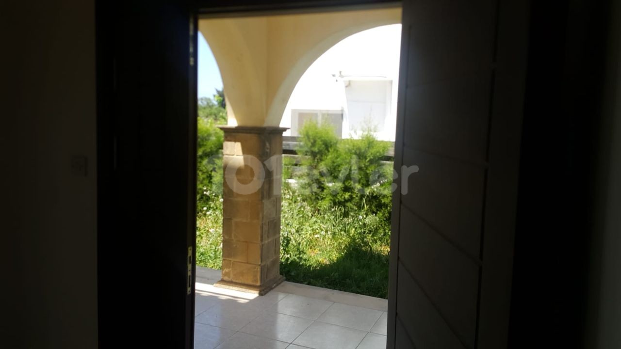 300 Meter von Kyrenia Lapta Sardinia Beach E Villa mit Pool 3+1 165m2 Steuern nicht bezahlt... ** 