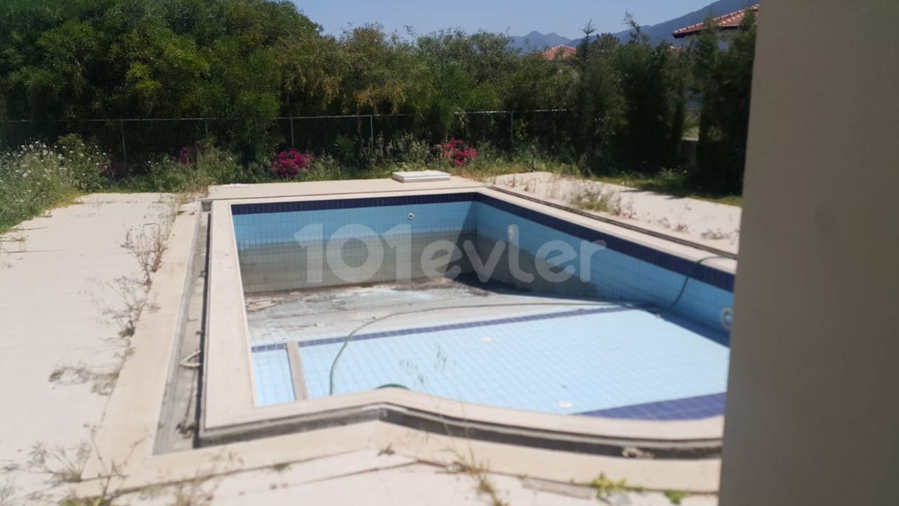 300 Meter von Kyrenia Lapta Sardinia Beach E Villa mit Pool 3+1 165m2 Steuern nicht bezahlt... ** 