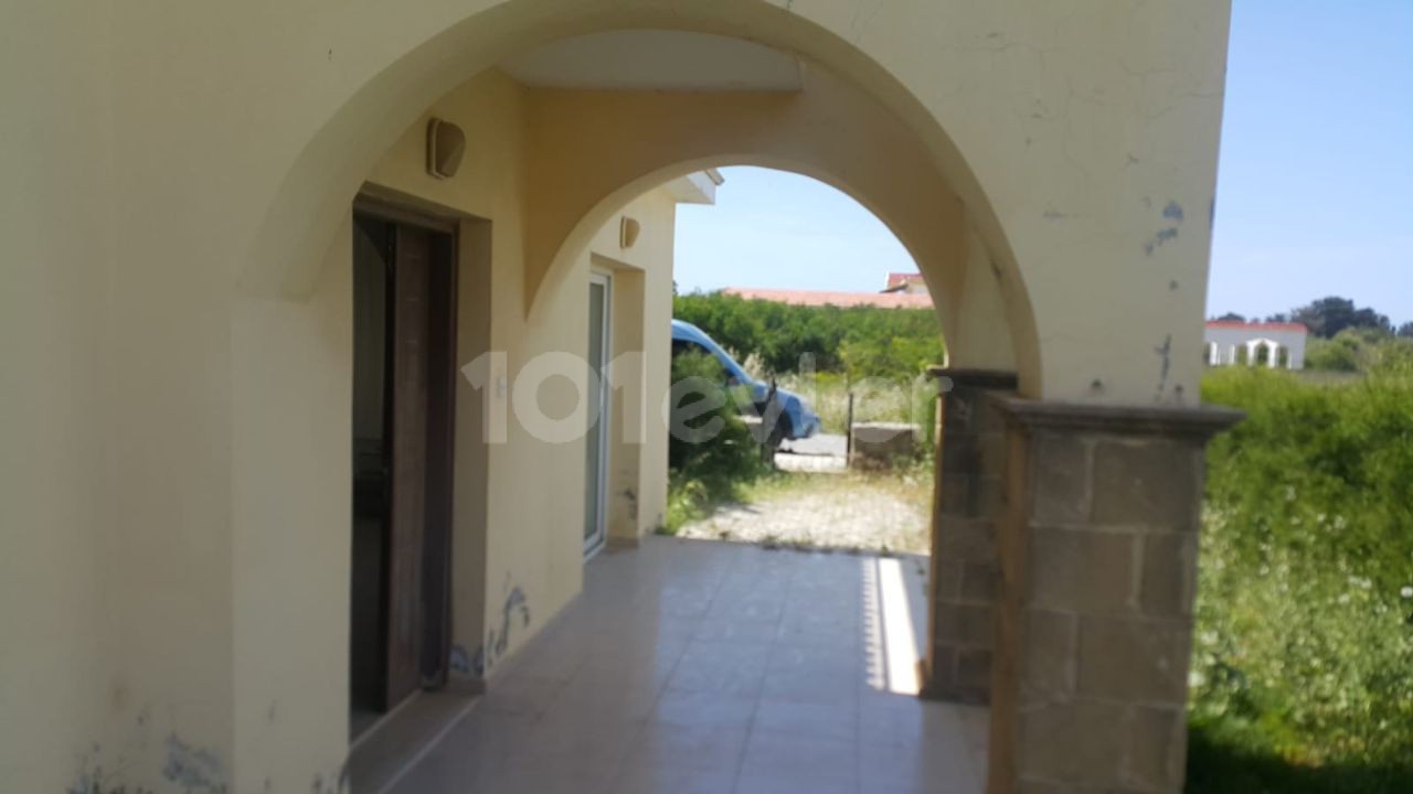 300 Meter von Kyrenia Lapta Sardinia Beach E Villa mit Pool 3+1 165m2 Steuern nicht bezahlt... ** 