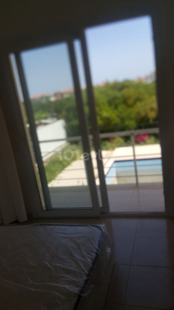 300 Meter von Kyrenia Lapta Sardinia Beach E Villa mit Pool 3+1 165m2 Steuern nicht bezahlt... ** 