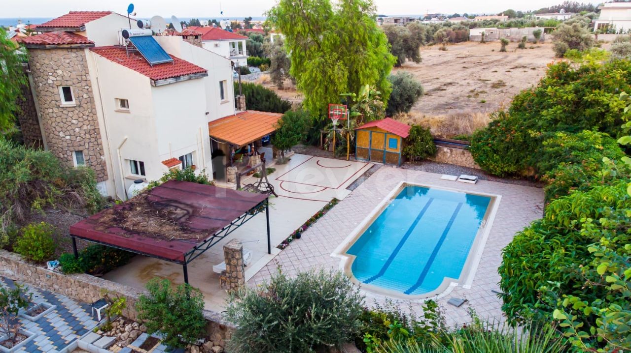 Kyrenia Cratos Hotel region 3 + 1 Villa with basin and garden, fully furnished... ** 