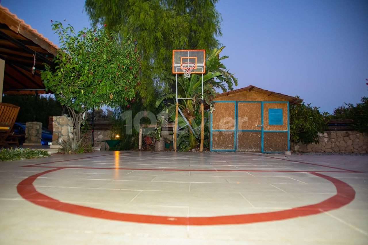 170m2 privater Garten mit Pool (900m2) Wasserbrunnen Basketballplatz Preis gefallen jetzt 195.000 stg ** 