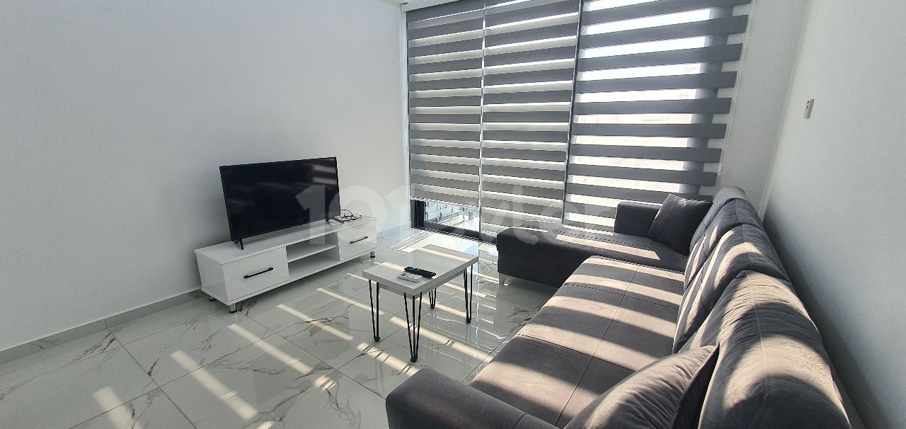 Girne merkez MR POUND bölgesi 2+1 penthouse,deniz manzaralı veya 1.kat 2+1 450 stg full eşyalı.