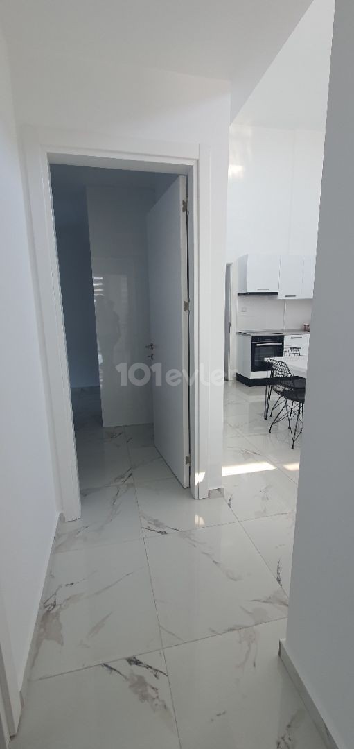 Girne merkez MR POUND bölgesi 2+1 penthouse,deniz manzaralı veya 1.kat 2+1 450 stg full eşyalı.