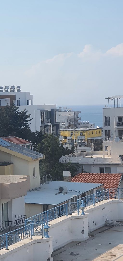 Girne merkez MR POUND bölgesi 2+1 penthouse,deniz manzaralı veya 1.kat 2+1 450 stg full eşyalı.