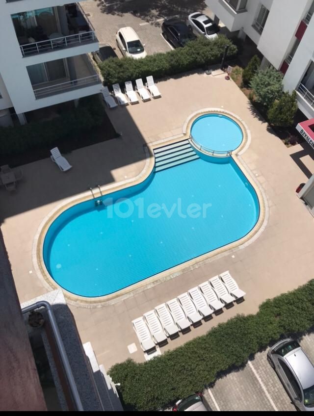 Girne"de dağ ve deniz manzaralı yüksek katlı apartman dairesi çift wc, 135m2, Ortak Havuzlu,güvenlik mevcut...Full Eşyalı.