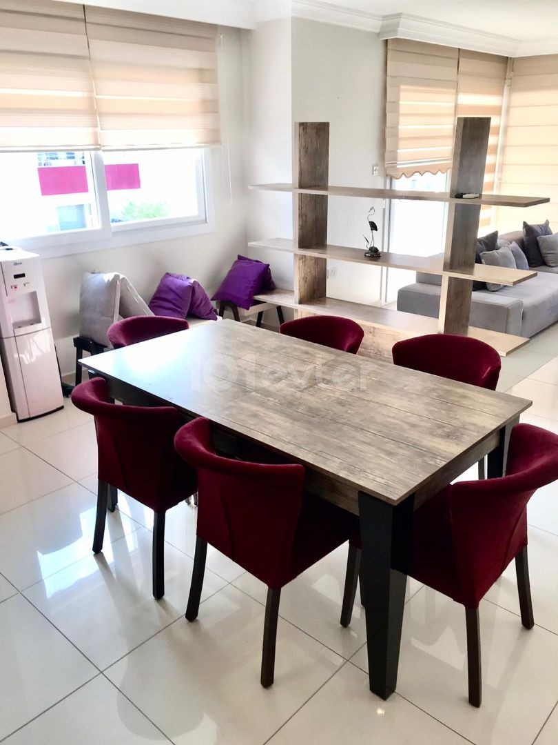 Girne"de dağ ve deniz manzaralı yüksek katlı apartman dairesi çift wc, 135m2, Ortak Havuzlu,güvenlik mevcut...Full Eşyalı.