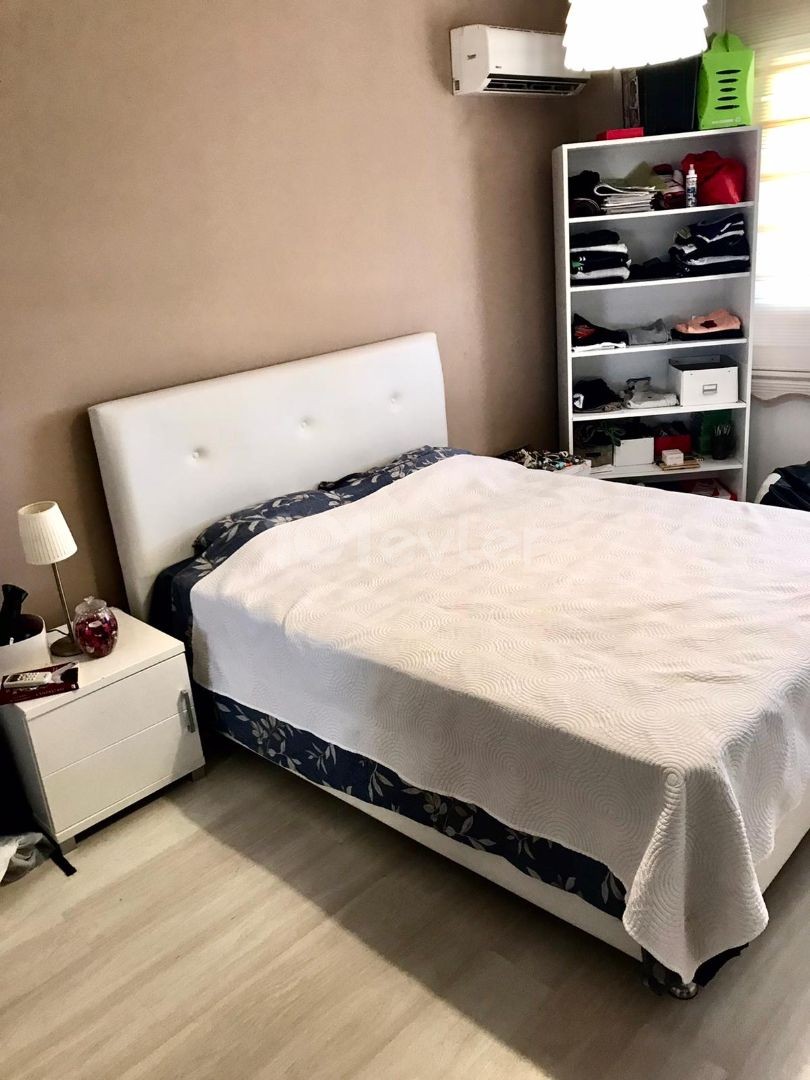 Girne"de dağ ve deniz manzaralı yüksek katlı apartman dairesi çift wc, 135m2, Ortak Havuzlu,güvenlik mevcut...Full Eşyalı.