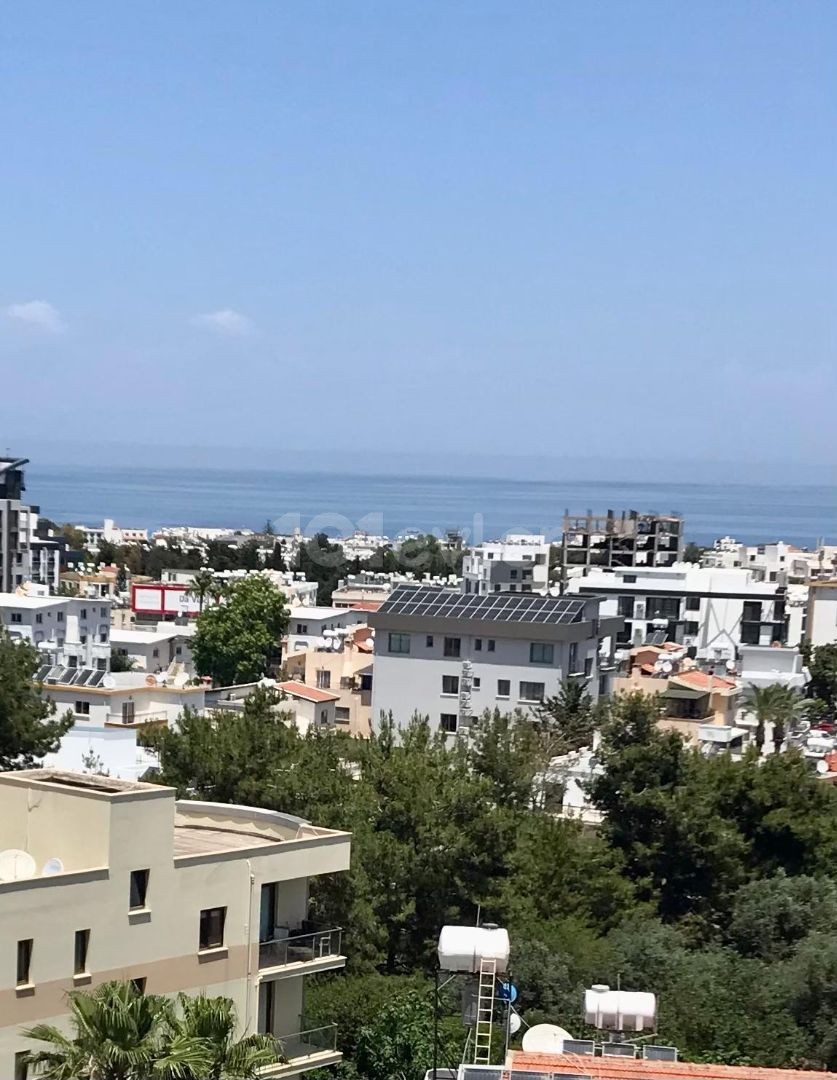 Girne"de dağ ve deniz manzaralı yüksek katlı apartman dairesi çift wc, 135m2, Ortak Havuzlu,güvenlik mevcut...Full Eşyalı.