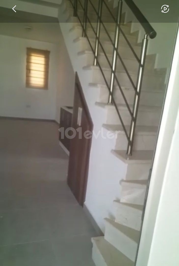 Girne Karaoğlanoğlu ana caddeye yakın işlek yolda kiralık 2 adet dükyan.450 ve 500 stg