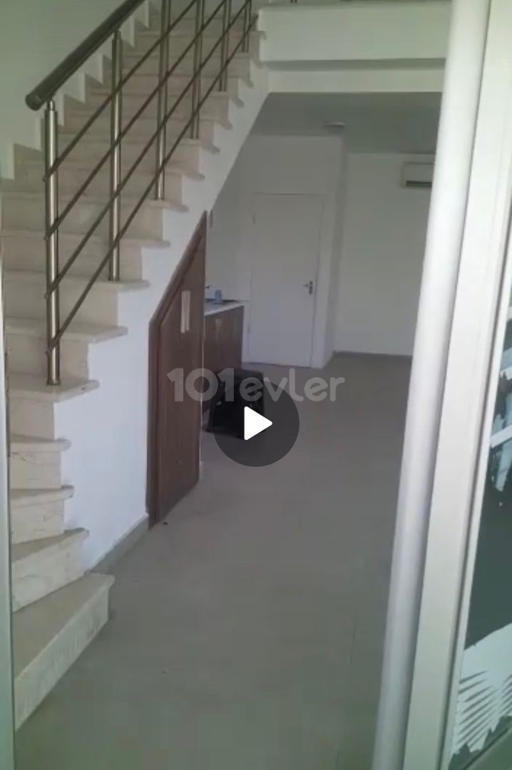 Girne Karaoğlanoğlu ana caddeye yakın işlek yolda kiralık 2 adet dükyan.450 ve 500 stg