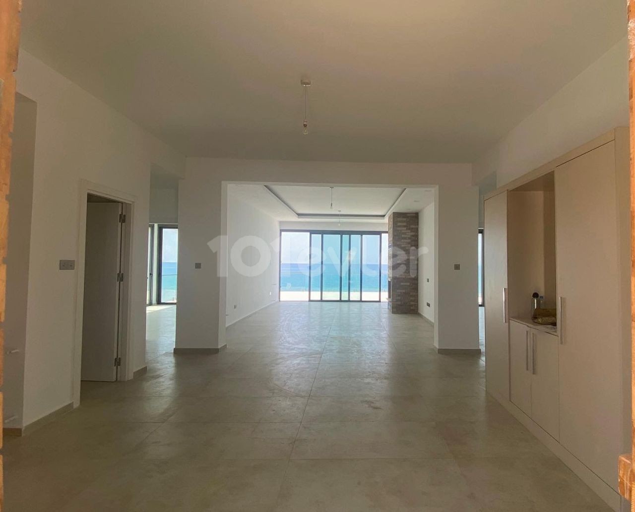 Sea Front 6 bedroom villa in Karşıyaka, pre Turkish title deeds.Ready to move in...