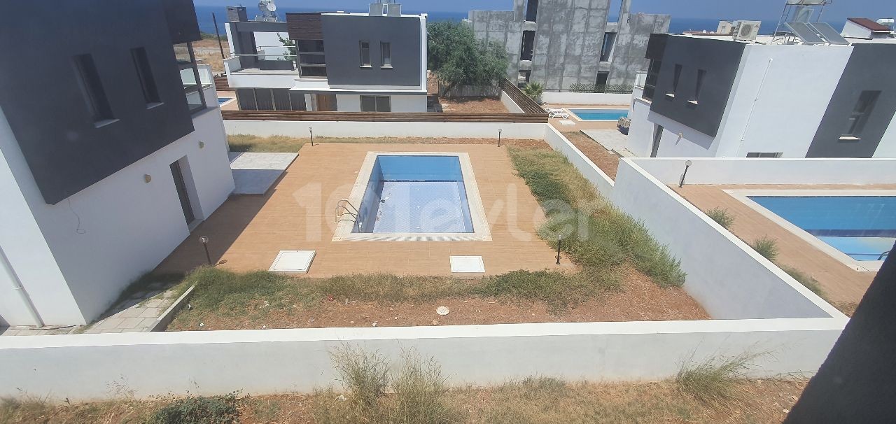 Girne Shamada( eski Coronado beach) sahile çok yakın havuzlu bahçeli,VRF sistemli(650m2) villa sıfır...Full eşyalı...