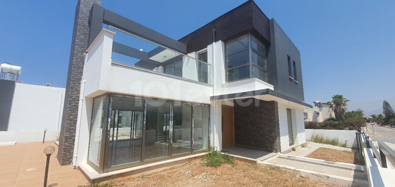 Girne Shamada( eski Coronado beach) sahile çok yakın havuzlu bahçeli,VRF sistemli(650m2) villa sıfır...Full eşyalı...