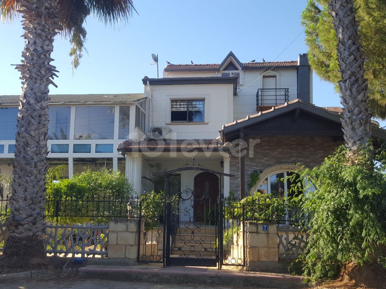 Güzelyurt Akçay is also used as both a villa and a beauty center, the workplace (located on the same property) is for sale.Various fruit trees give life to this exceptional property. ** 