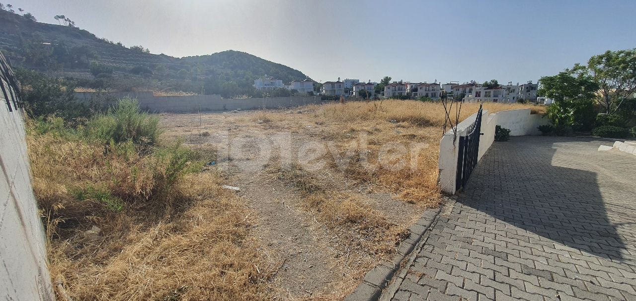 Karsiyaka hat auch 2 Grundstücke zum Verkauf in der gleichen Größe und Preis 2 Etagen erlaubt. Je 1200 m2.Gleichwertige Eigentumsurkunde, Berg-und Meerblick ** 