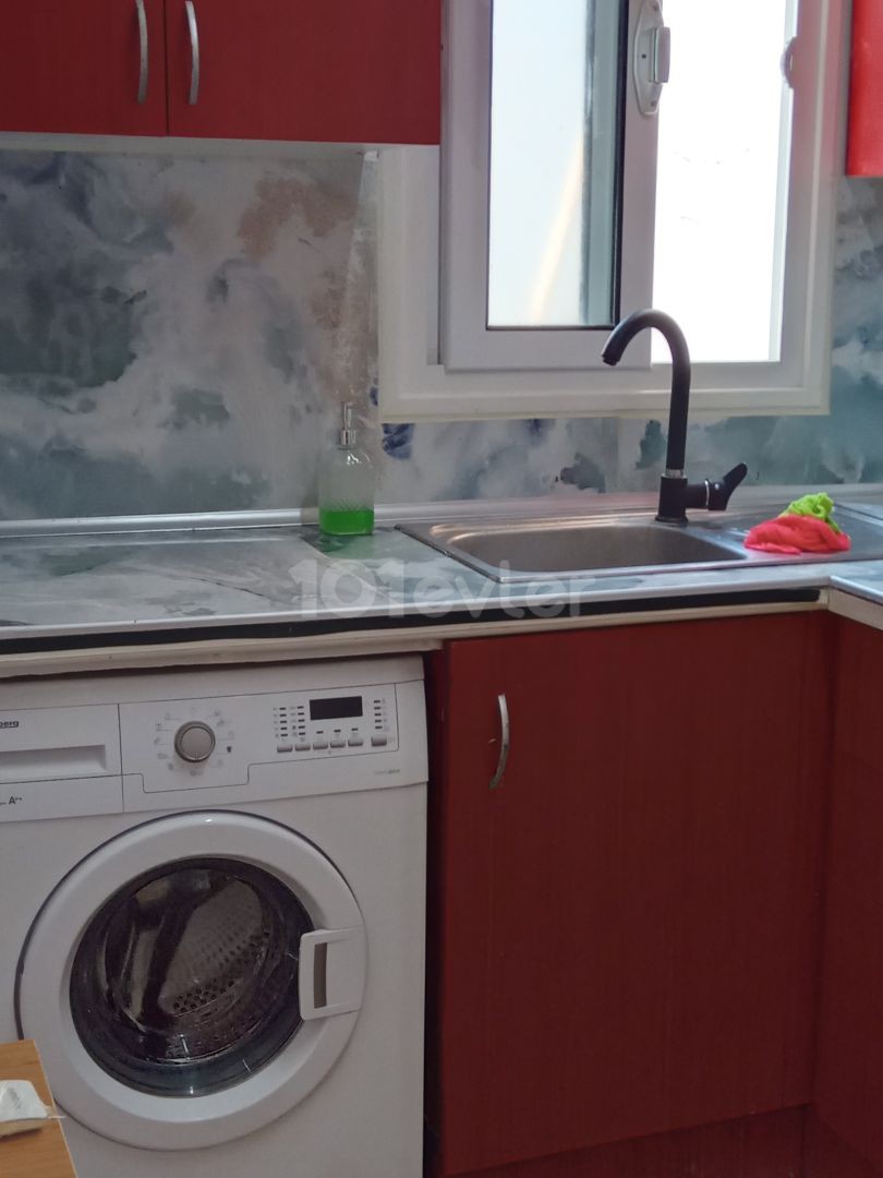 ....Passuci ,Gloria Jeans Kahveci  bölgesi, yenilenmiş 1+1 , full eşya.Sıfır koltuk, inverter klima ve beyaz eşyalar. Yenilenmiş banyo ve wc.  ( 1 deposit, 1 kira 1 komisyon)