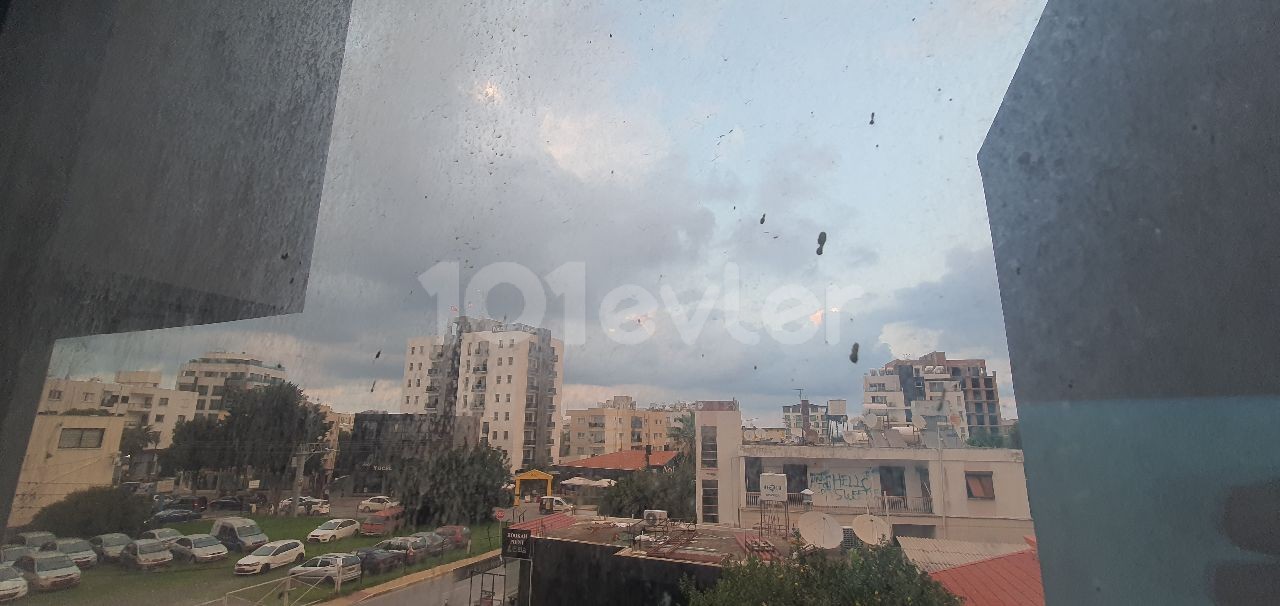 Girne merkez, Türk Ocağı Kulübü ve Barbaroslar market bölgesi sıfır binada 2+1 lüks daire.Kdv ödenmemiş