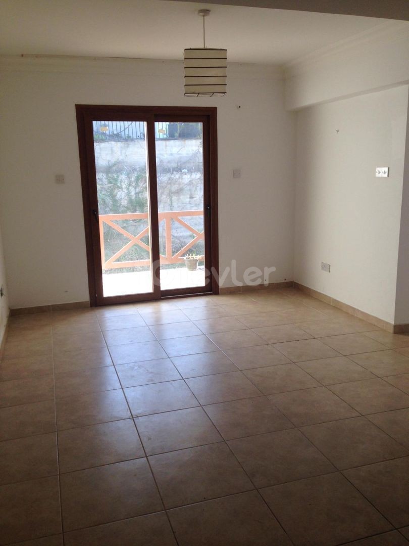 2+1 Wohnung .90m2, alle Steuern bezahlt, in einem Komplex mit Pool direkt am Meer in Karakum, Kyrenia. Grundstück mit Pool am Meer.