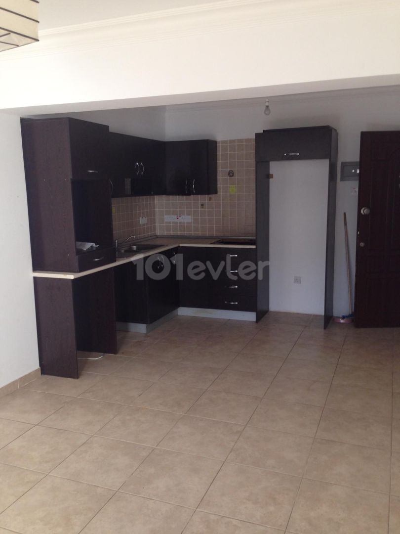 2+1 Wohnung .90m2, alle Steuern bezahlt, in einem Komplex mit Pool direkt am Meer in Karakum, Kyrenia. Grundstück mit Pool am Meer.