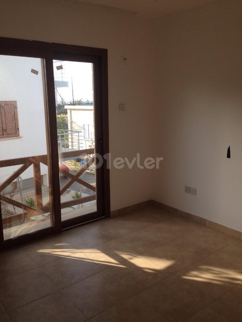 2+1 Wohnung .90m2, alle Steuern bezahlt, in einem Komplex mit Pool direkt am Meer in Karakum, Kyrenia. Grundstück mit Pool am Meer.