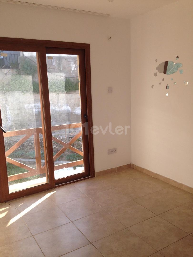 2+1 Wohnung .90m2, alle Steuern bezahlt, in einem Komplex mit Pool direkt am Meer in Karakum, Kyrenia. Grundstück mit Pool am Meer.