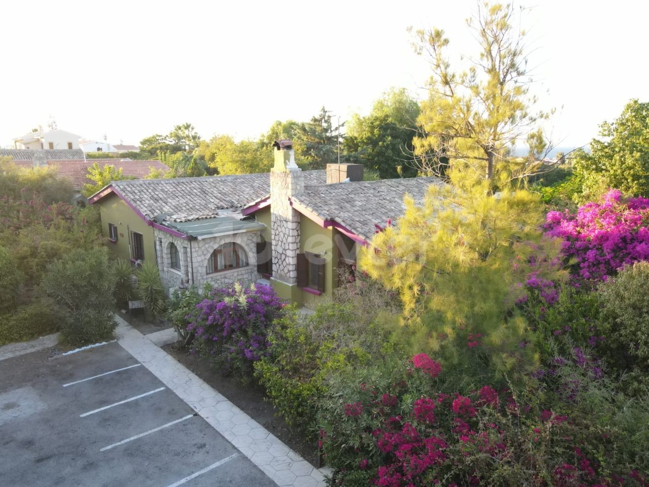 Villa in Girne Yeşiltepe 1,5 Hektar Garten. Gleichwertige Eigentumsurkunde. Großer großer Garten und Pool.