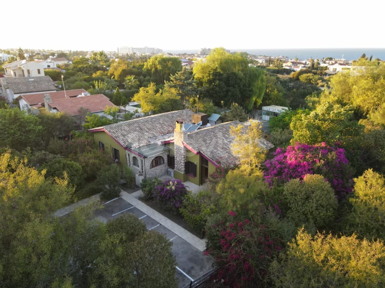 Villa in Girne Yeşiltepe 1,5 Hektar Garten. Gleichwertige Eigentumsurkunde. Großer großer Garten und Pool.