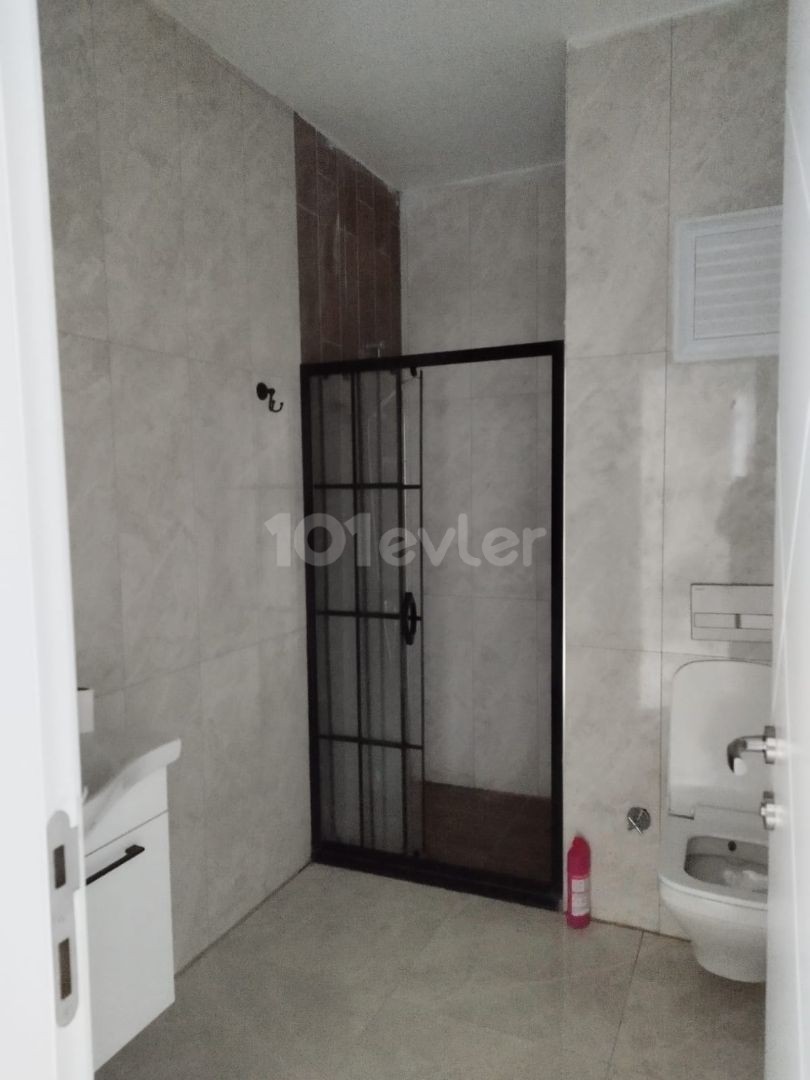 Alsancak Girne zemin kat çift banyo tuvaletli 2+1 sıfır daire.Tasınmaya hazır[ eşyalı 5000 stg extra]