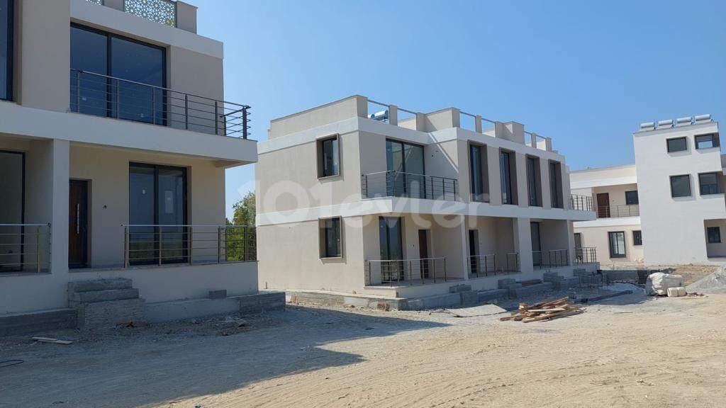 Top floor terraced floor 1+1 65m2 ready to move on the site with pool overlooking the sea. 