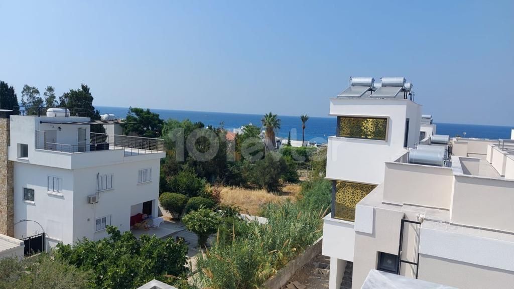 Top floor terraced floor 1+1 65m2 ready to move on the site with pool overlooking the sea. 