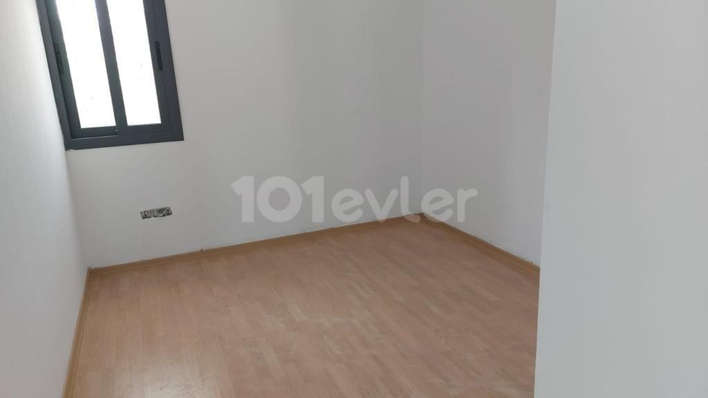 Kızılbaş Esdeger 2+1 80 m2 4. Stock Kima-Infrastruktur mit Aufzug Glasbalkongeländer Abgehängte Decke Innentüren links MDF Stahlaußentür Alles inklusive 68.000 STG