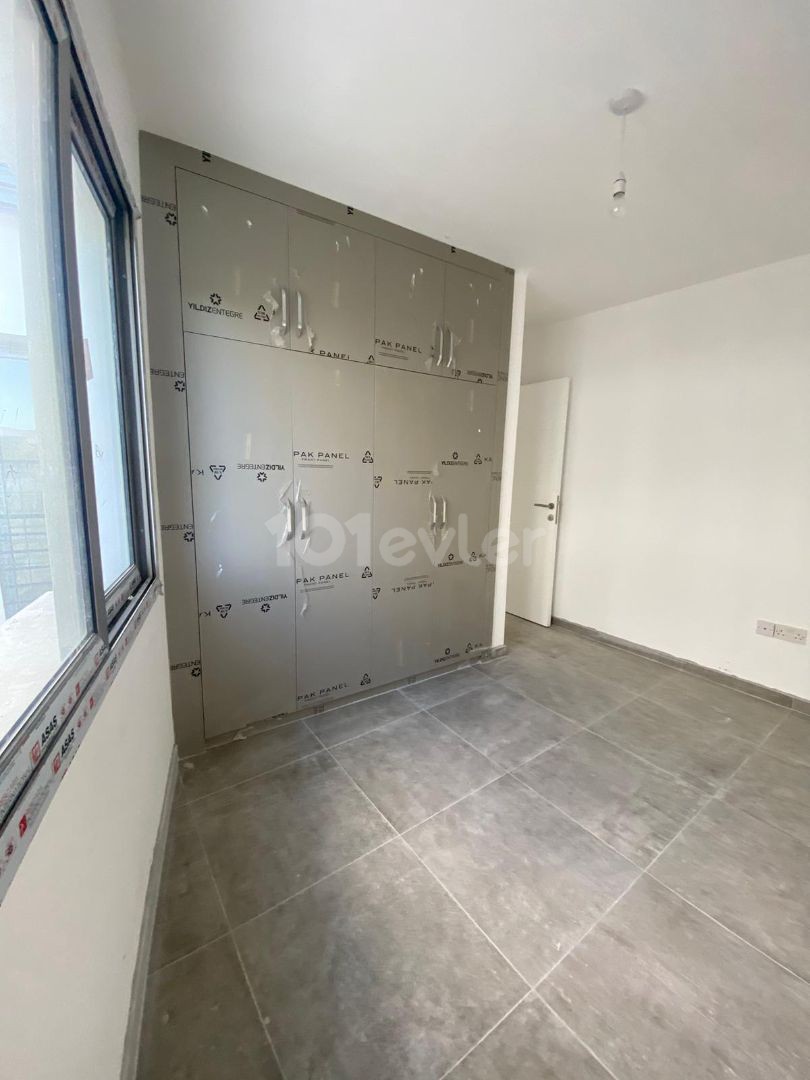 Kızılbaş Esdeger 2+1 80 m2 4. Stock Kima-Infrastruktur mit Aufzug Glasbalkongeländer Abgehängte Decke Innentüren links MDF Stahlaußentür Alles inklusive 68.000 STG