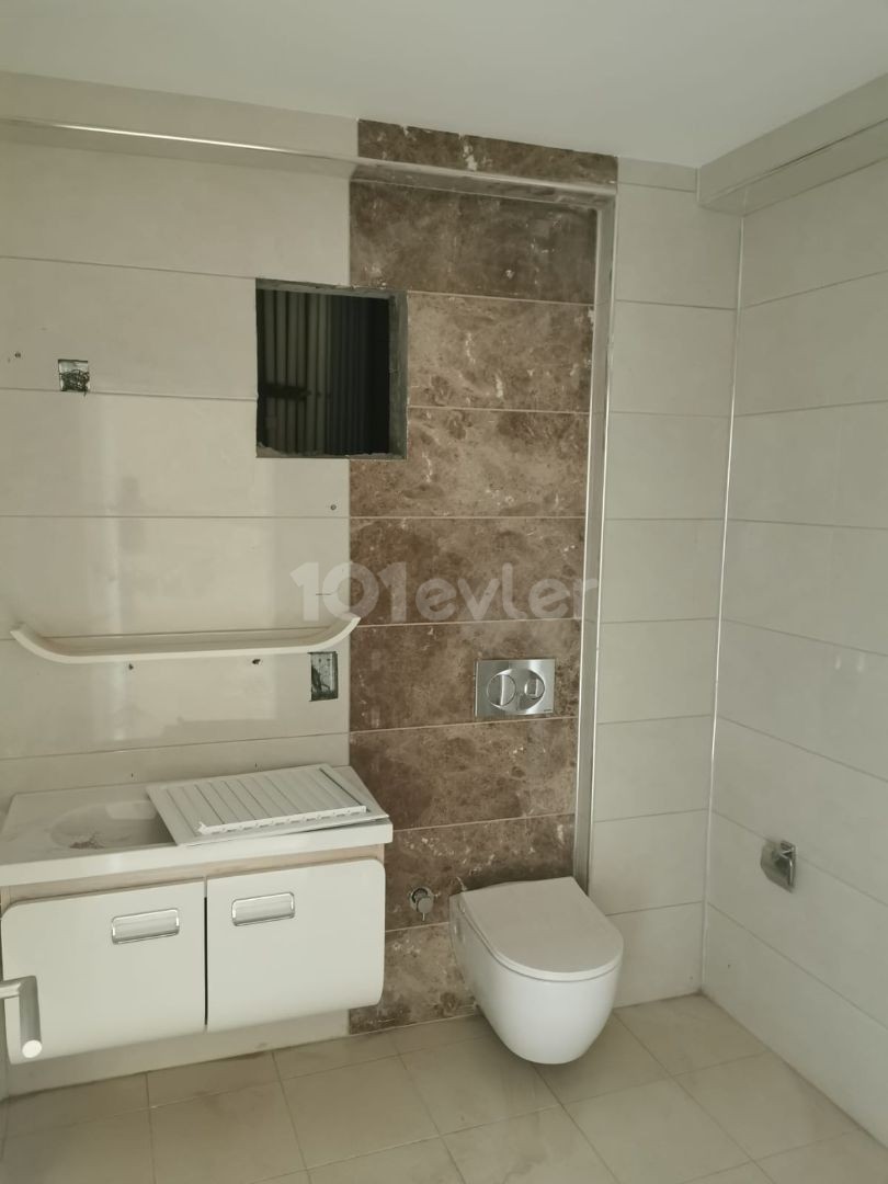 Kyrenia Eziç Penuts area 140 m2 mountain and sea view, 3+1 3rd floor apartment. Complex with pool, security available. 