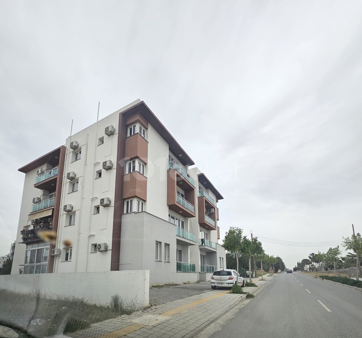 LEFKOŞA /GÖNYELİ GÜZELYURT HAUPTSTRASSE RECHTS VON DER ÜBERSCHREITUNG (gegenüber vedat benzinci) 2+1 VOLLSTÄNDIG MÖBLIERTES APPARTEMENT ZU VERKAUFEN