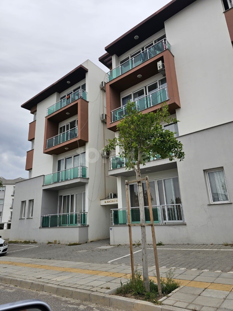 LEFKOŞA /GÖNYELİ GÜZELYURT HAUPTSTRASSE RECHTS VON DER ÜBERSCHREITUNG (gegenüber vedat benzinci) 2+1 VOLLSTÄNDIG MÖBLIERTES APPARTEMENT ZU VERKAUFEN