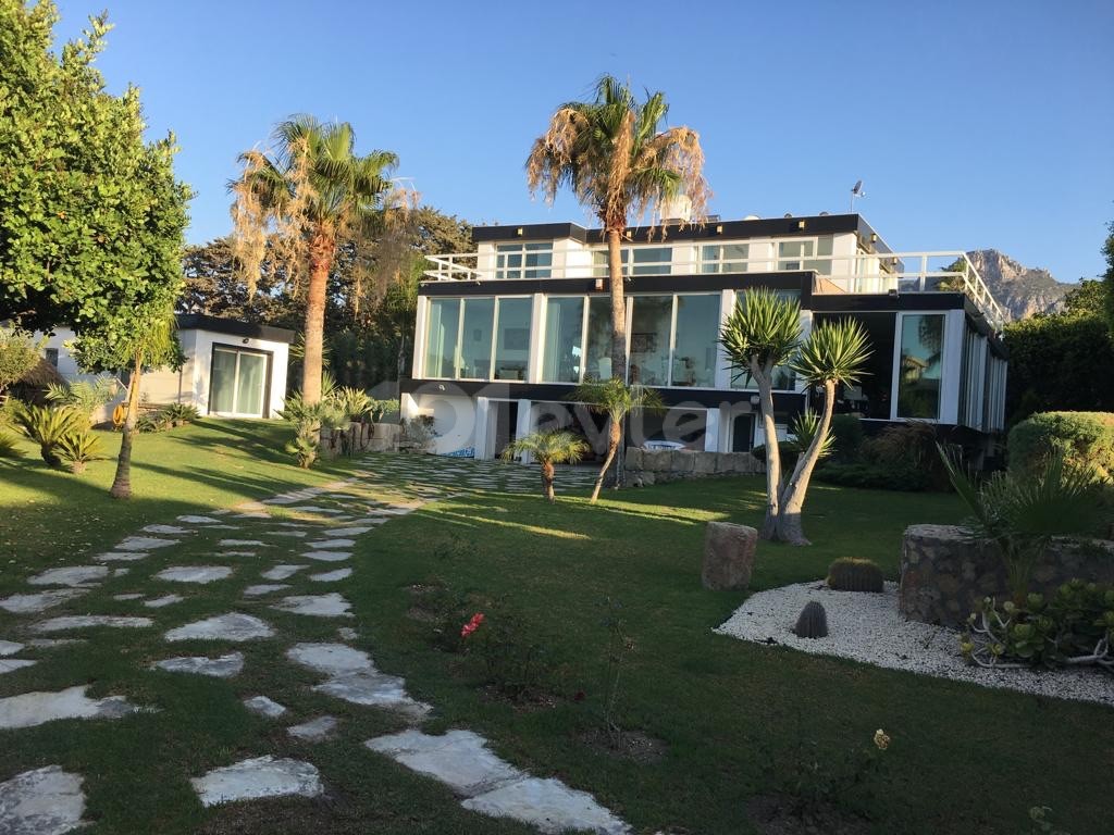 LUXURY 4+1 VILLA FOR SALE IN GİRNE KARAOĞLANOĞLU ON 2 DECLARES, 40 METERS FROM THE SEA