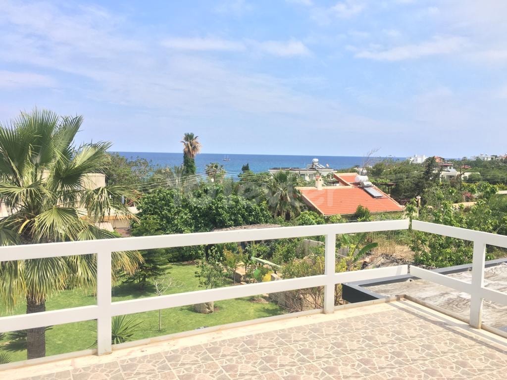 LUXURY 4+1 VILLA FOR SALE IN GİRNE KARAOĞLANOĞLU ON 2 DECLARES, 40 METERS FROM THE SEA