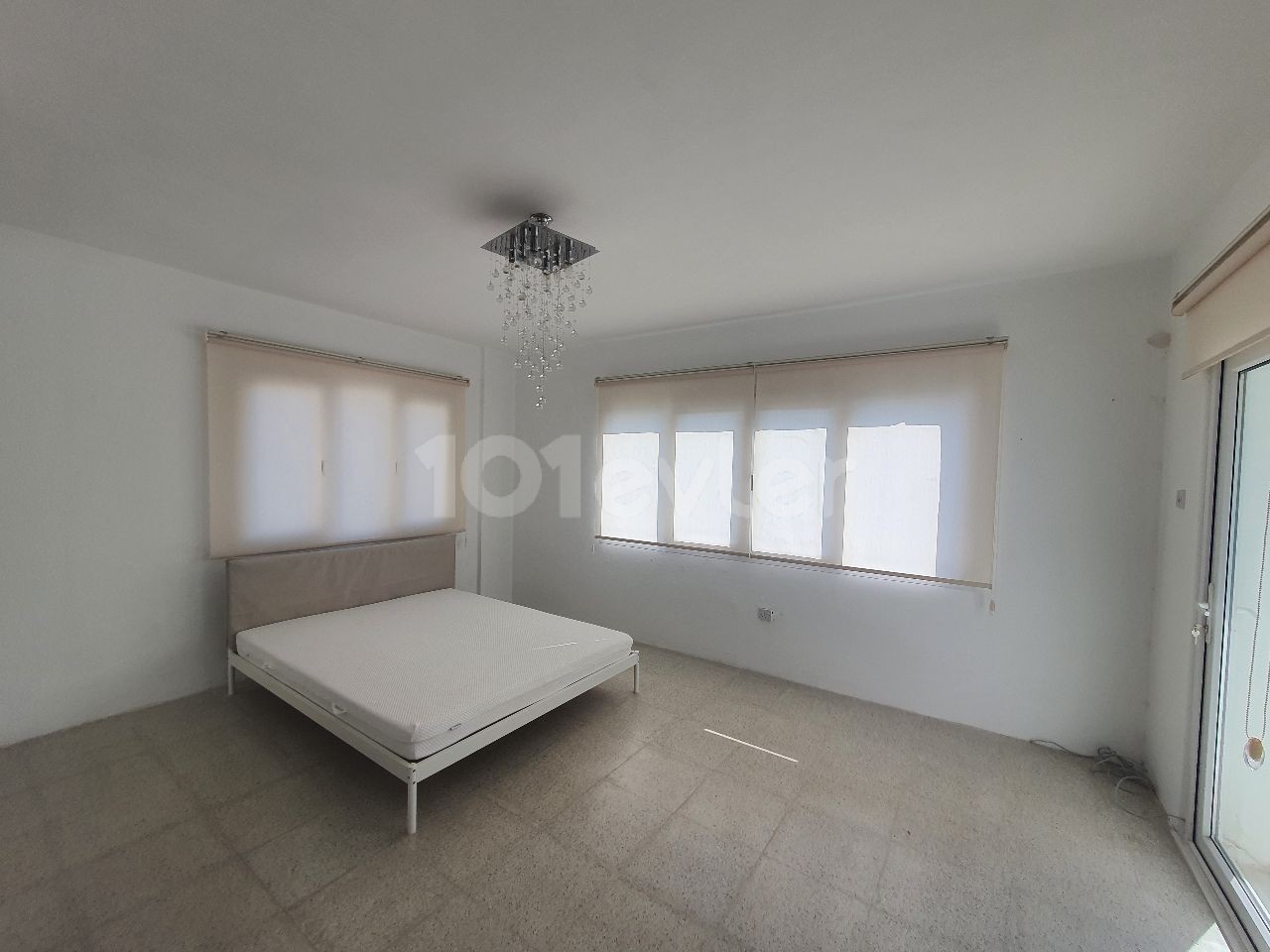 Kyrenia Nusmar Market area, 220 m2 (share title deed) flat with fireplace, BBQ and 2 balconies...