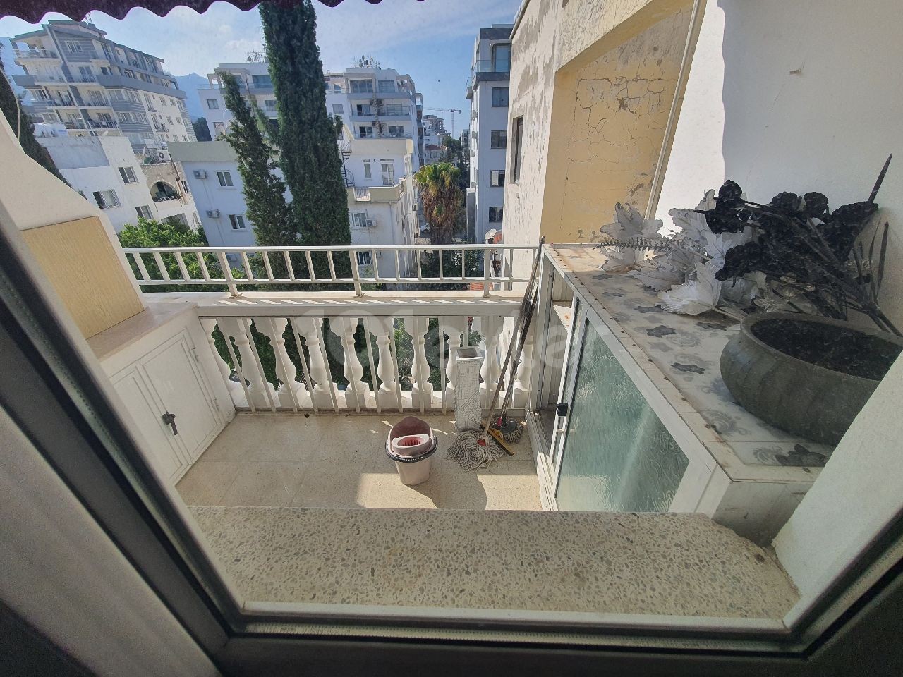 Kyrenia Nusmar Market area, 220 m2 (share title deed) flat with fireplace, BBQ and 2 balconies...