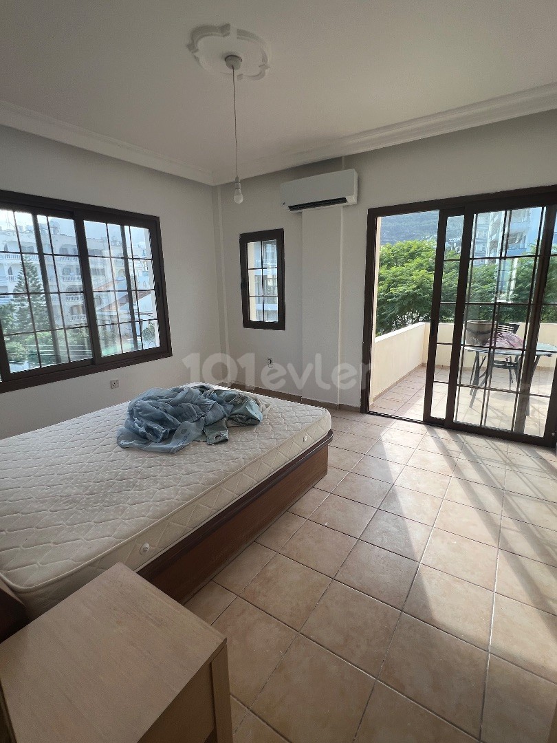 3+1 PENTHOUSE MIT BERGBLICK ZU VERMIETEN IM NEUEN NUSMAR-MARKTGEBIET VON KYRENIA