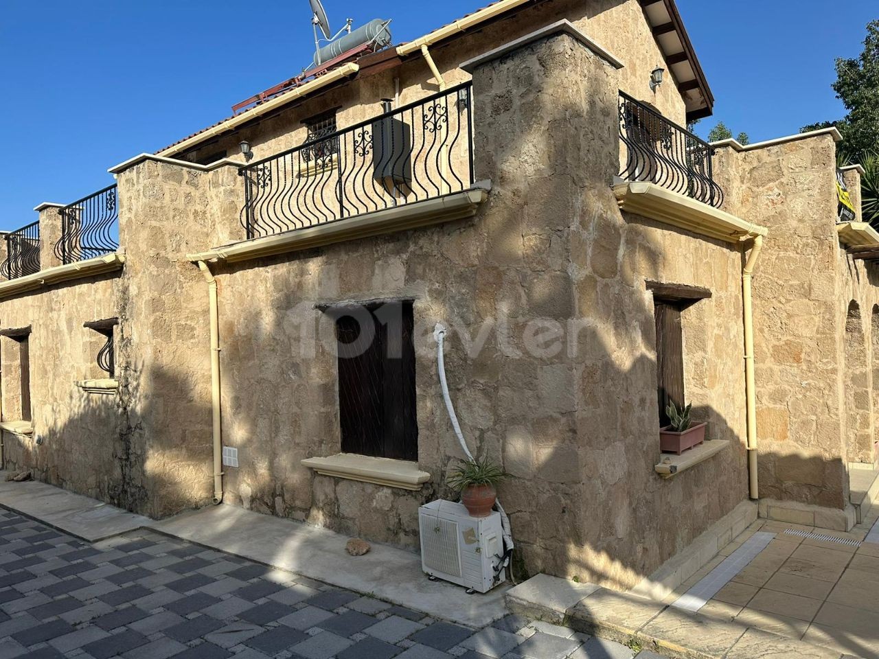 Кирения Есилтепе, отдельный, аутентичный каменный дом с частным бассейном. 2 депозита 1 аренда 1 комиссия...