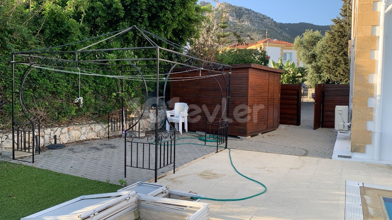 3+1 VILLA WITH PRIVATE POOL FOR RENT IN GIRNE KARSIYAKA