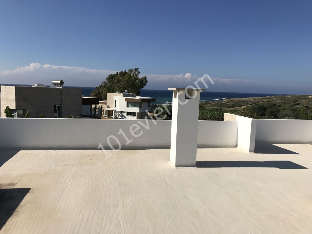 Çatalköyde 4+1 villa, Eşdeğer, denize 35 metre...Lüks...(Fiyat 260.000 stg den düşmüştür.)