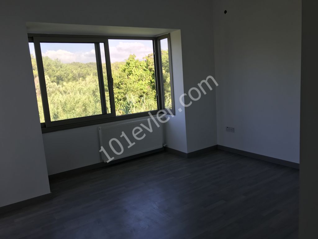 Çatalköyde 4+1 villa, Eşdeğer, denize 35 metre...Lüks...(Fiyat 260.000 stg den düşmüştür.)