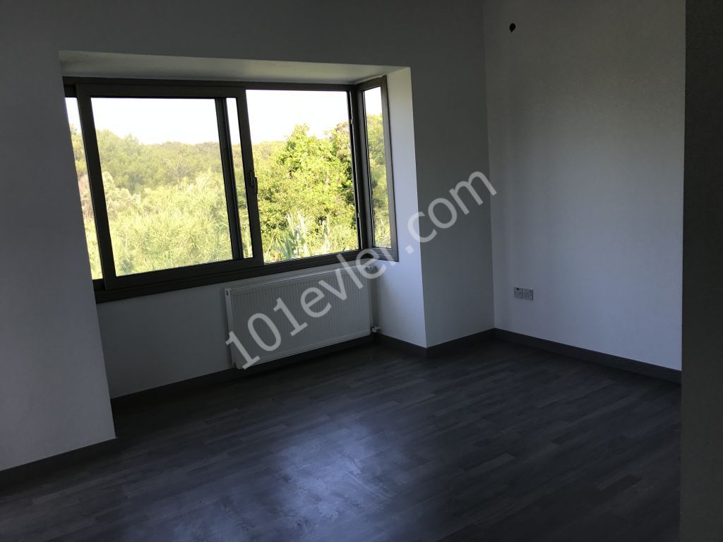 Çatalköyde 4+1 villa, Eşdeğer, denize 35 metre...Lüks...(Fiyat 260.000 stg den düşmüştür.)