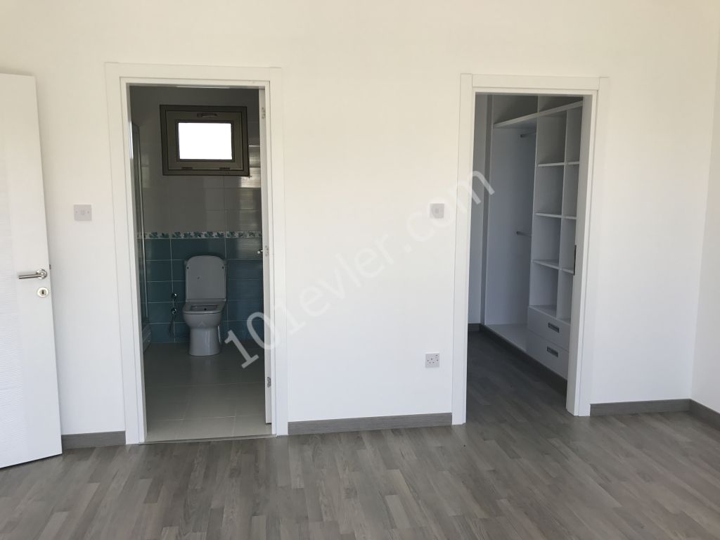 Çatalköyde 4+1 villa, Eşdeğer, denize 35 metre...Lüks...(Fiyat 260.000 stg den düşmüştür.)