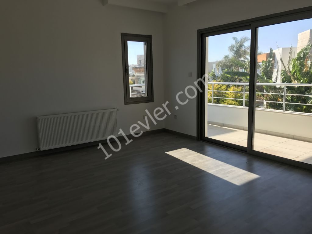 Çatalköyde 4+1 villa, Eşdeğer, denize 35 metre...Lüks...(Fiyat 260.000 stg den düşmüştür.)