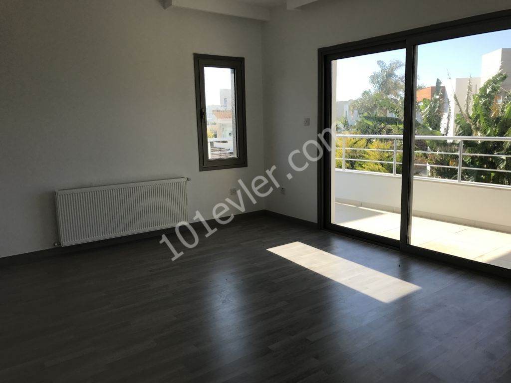 Çatalköyde 4+1 villa, Eşdeğer, denize 35 metre...Lüks...(Fiyat 260.000 stg den düşmüştür.)